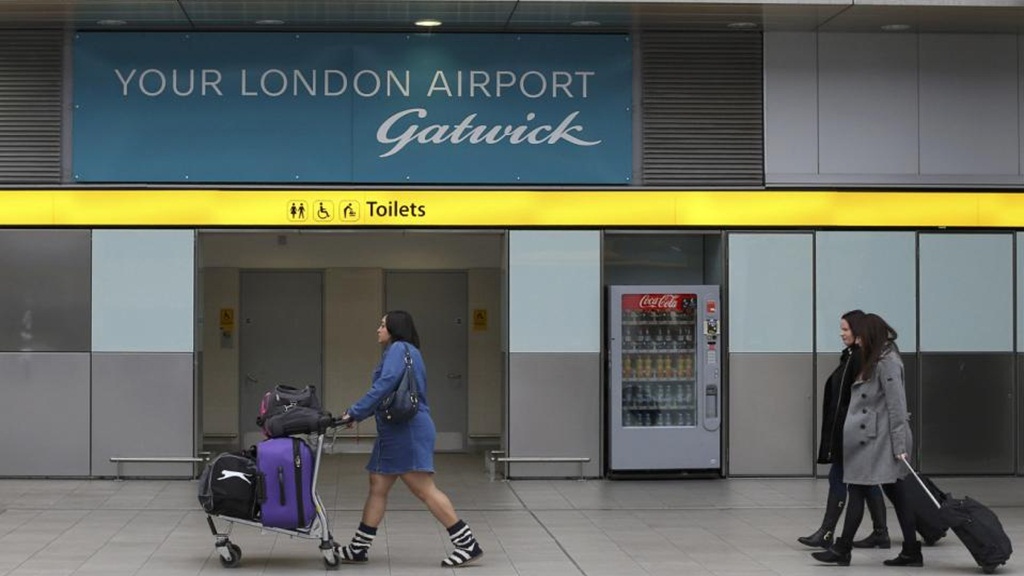 Một gia đình Hồi giáo người Anh đã bị chặn ở sân bay Gatwick (Anh) không cho đến Mỹ mà không nhận được lý do chính đáng - Ảnh: AFP