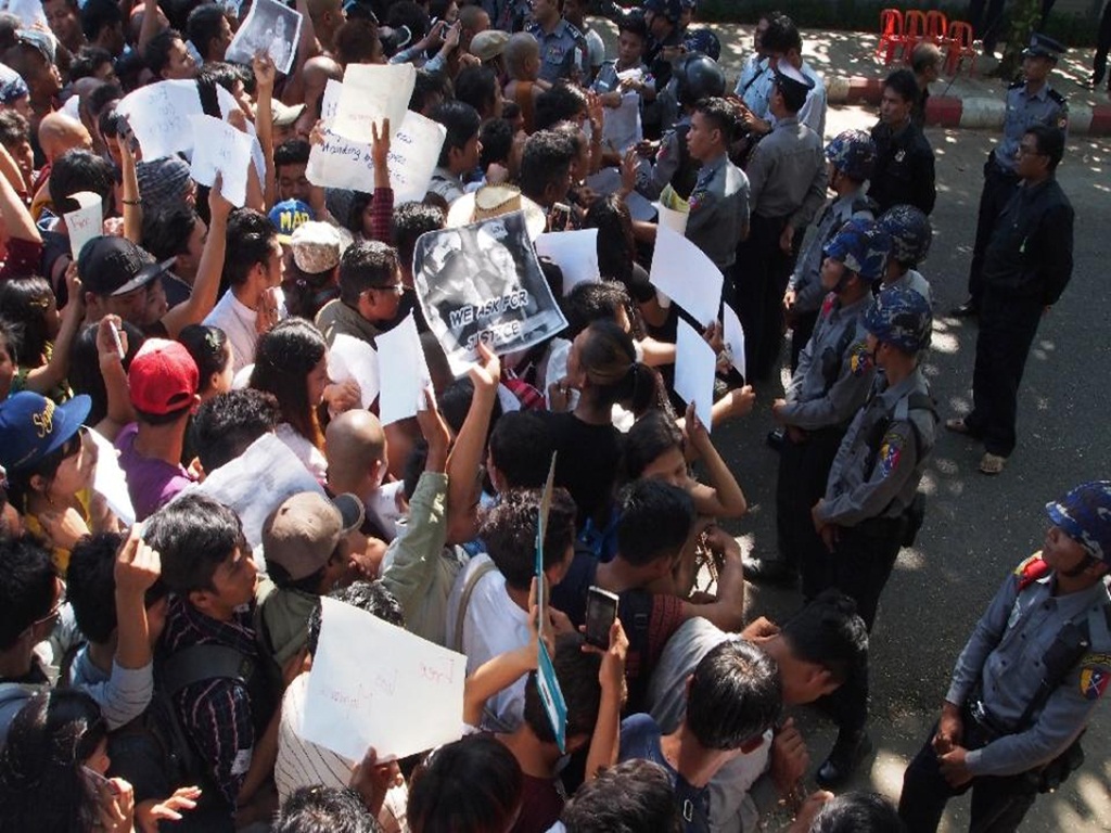 Cuộc biểu tình trước Đại sứ quán Thái Lan ở Yangon (Myanmar) hôm 25.12 - Ảnh: AFP