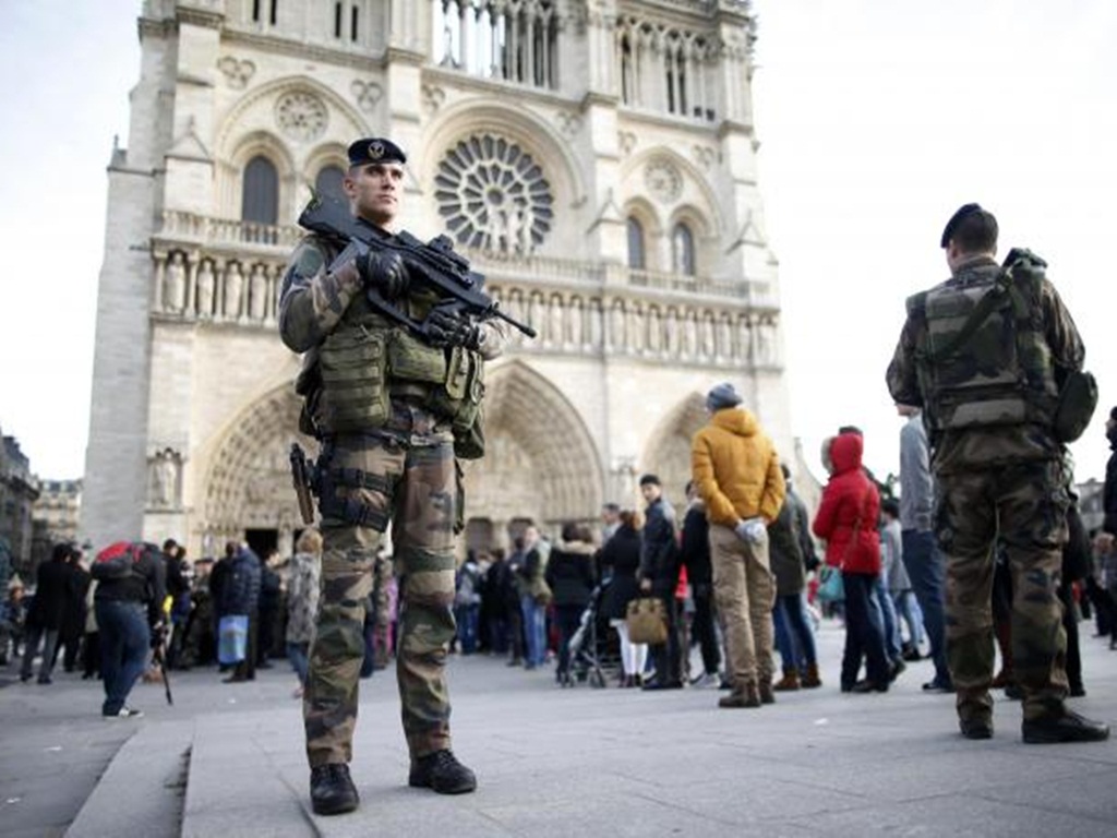 Pháp hủy lễ bắn pháo hoa và siết chặt an ninh vì mối lo khủng bố dịp đón năm mới - Ảnh: Reuters