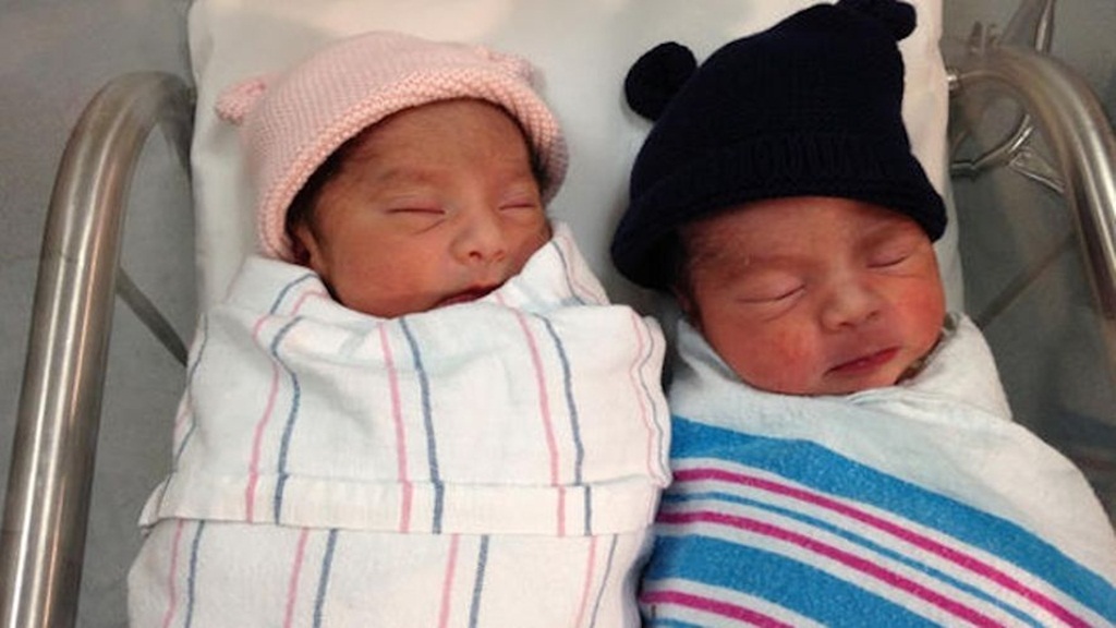 Hai bé Jaelyn và Luis Valencia sinh ra chỉ cách nhau vài phút, nhưng cách nhau 1 tuổi - Ảnh chụp màn hình NBC News