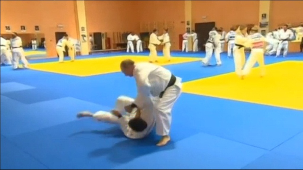 Tổng thống Nga Vladimir Putin lại "tỏa sáng" trên sàn Judo, sau khi vừa tham gia một trận hockey tuần qua - Ảnh: Reuters