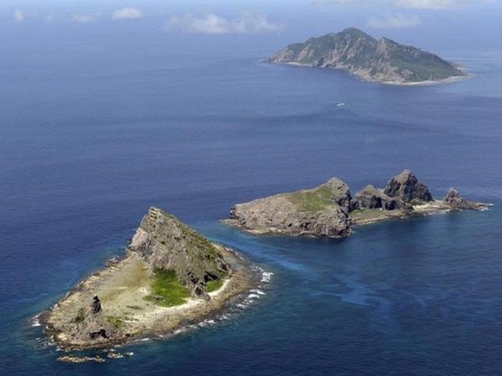 Từ trên xuống là các đảo Uotsuri, Kitakojima và Minamikojima thuộc quần đảo Senkaku/Điếu Ngư - Ảnh: Reuters