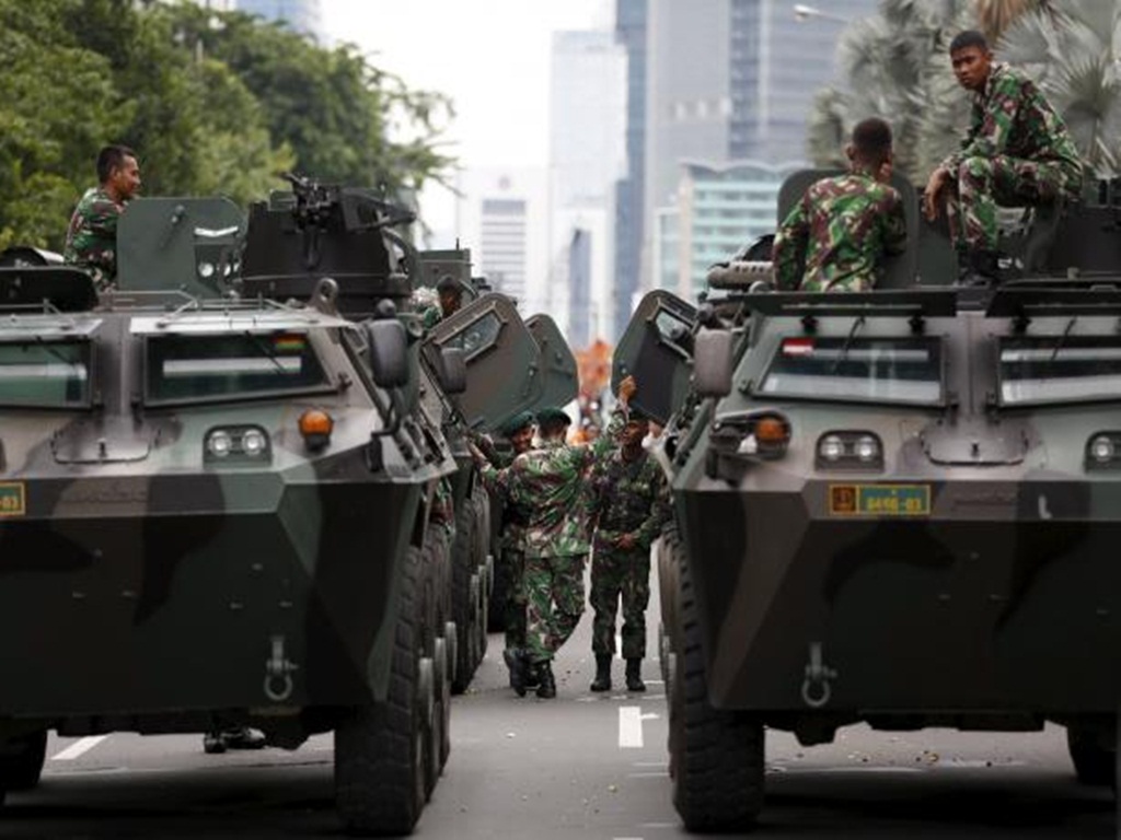 Quân đội Indonesia triển khai gần nơi xảy ra vụ tấn công khủng bố hôm 14.1 tại thủ đô Jakarta. IS được cho đã lên tiếng nhận trách nhiệm vụ này - Ảnh: Reuters