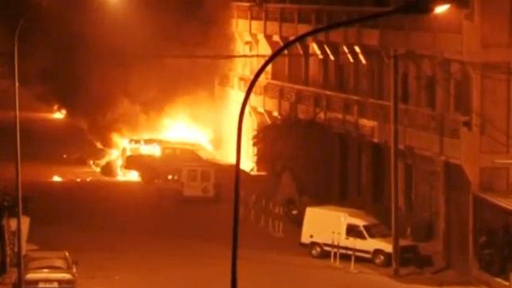 Một phần khách sạn Splendid bốc cháy trong cuộc bố ráp của lực lượng an ninh Burkina Faso sáng 16.1 - Ảnh: Reuters