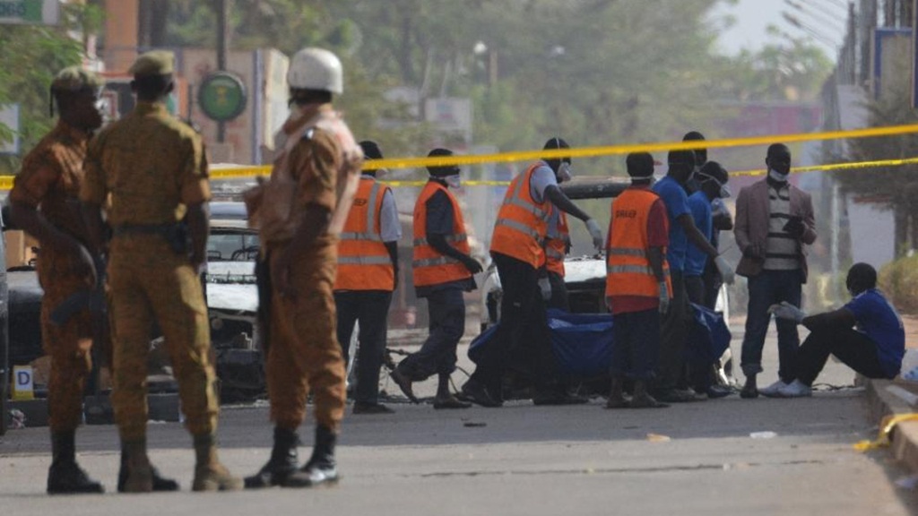 Khung cảnh bên ngoài khách sạn Splendid ở thủ đô Ouagadougou của Burkina Faso, nơi diễn ra vụ khủng bố làm chết ít nhất 29 người vừa qua - Ảnh: AFP
