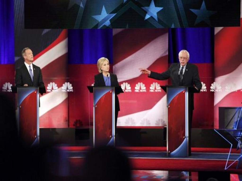 Ông Martin O'Malley (trái), bà Hillary Clinton và ông Bernie Sanders trong buổi tranh luận tối 17.1 của đảng Dân chủ - Ảnh: Reuters