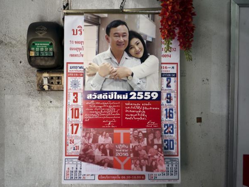 Một tờ lịch năm 2016 in hình Thaksin Shinawatra và em gái ông, bà Yingluck Shinawatra - Ảnh: Reuters