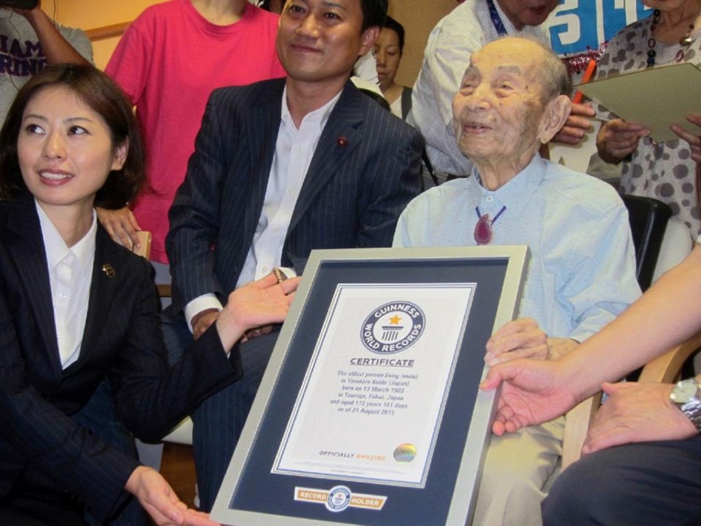 Cụ Yasutaro Koide thời điểm nhận kỷ lục Guiness dành cho người già nhất thế giới còn sống - Ảnh: AFP