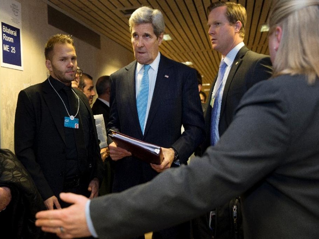 Ngoại trưởng Mỹ John Kerry (giữa) lo ngại Iran dùng số tài sản bị đóng băng trước kia để tài trợ các tổ chức bị Mỹ liệt vào hàng khủng bố - Ảnh: AFP