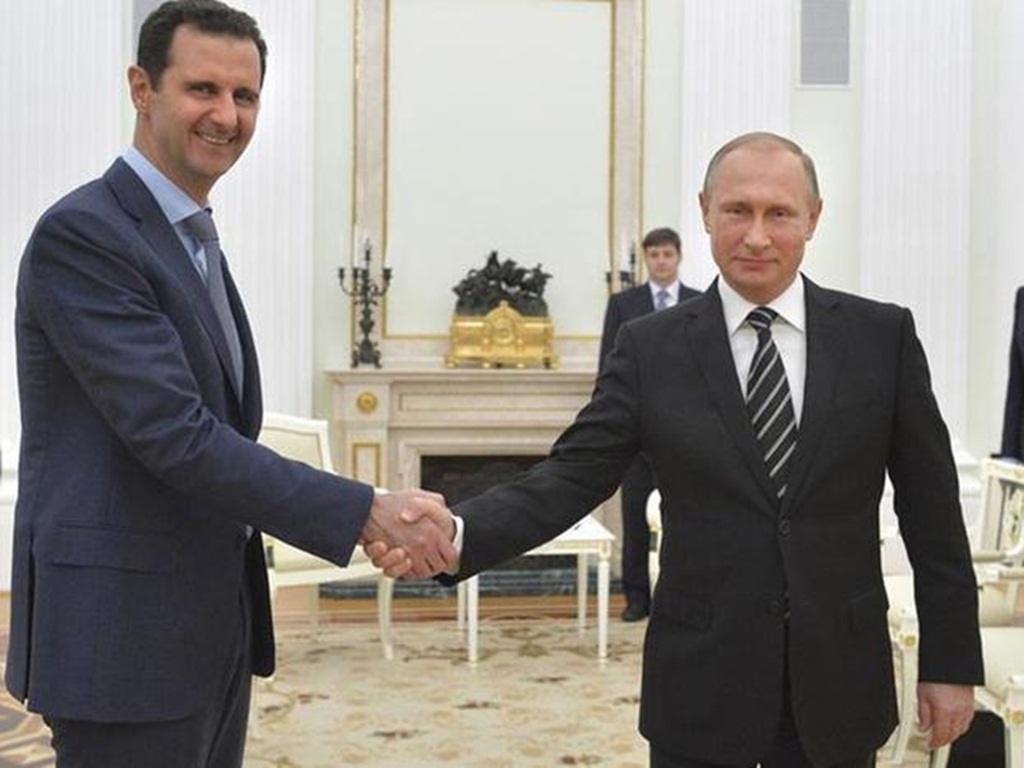 Điện Kremlin bác bỏ cáo buộc Tổng thống Putin (phải) cử người yêu cầu Tổng thống al-Assad từ chức - Ảnh: Reuters