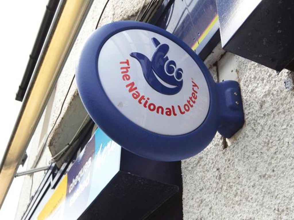 Một phụ nữ tại Anh nói rằng bà đã trúng giải 33 triệu bảng từ The National Lottery, nhưng tờ vé số bị biến dạng sau khi giặt - Ảnh: Reuters