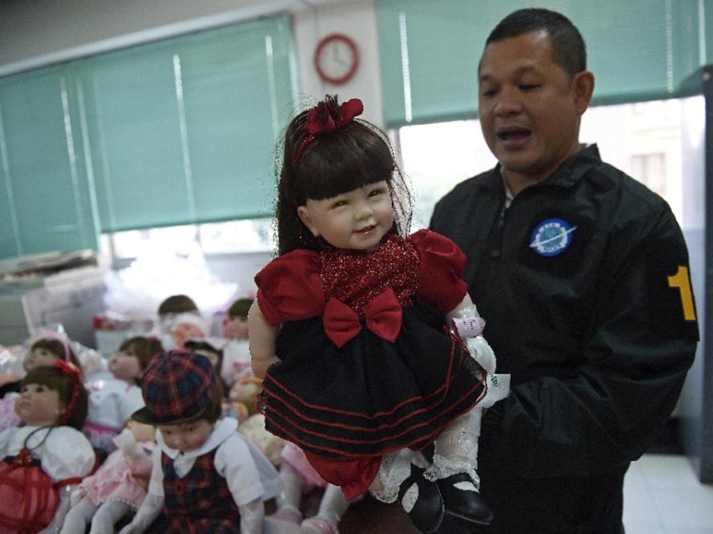 Trào lưu búp bê "thiên thần nhỏ" kỳ lạ ở Thái Lan cũng bị nghi ngờ lạm dụng nhằm buôn lậu hàng cấm - Ảnh: AFP