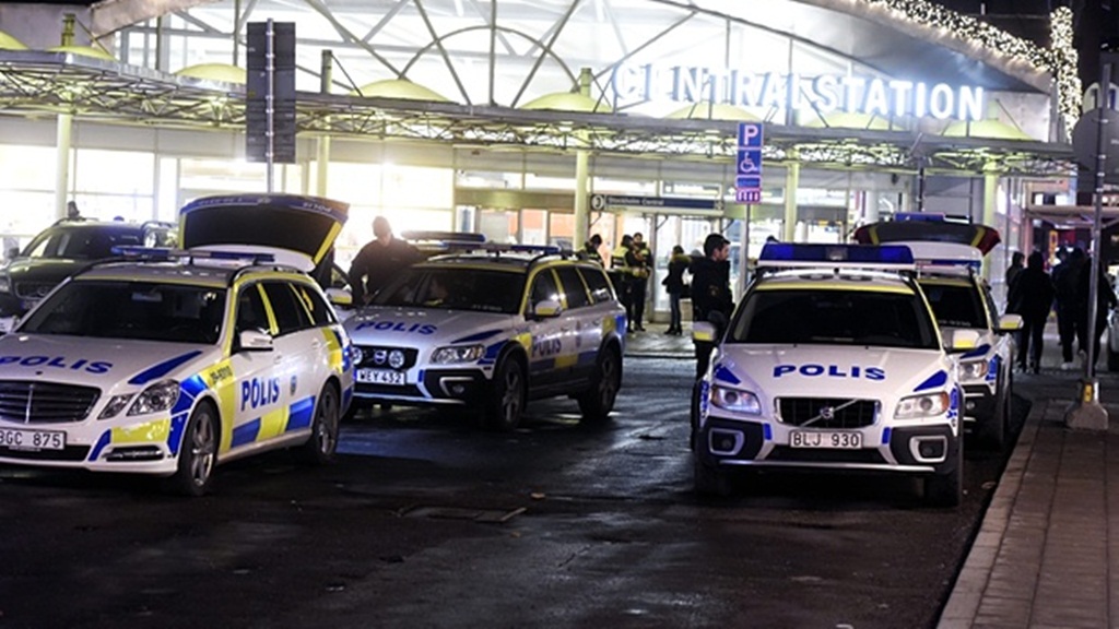 Cảnh sát đến khu vực nơi những người đàn ông bịt mặt bị cáo buộc đe dọa trẻ em tị nạn ở Thụy Điển - Ảnh: Shutterstock