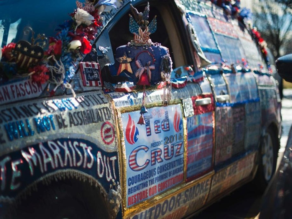 Chiếc xe được bao phủ bằng những câu vận động của ứng viên tranh cử tổng thống Mỹ Ted Cruz bên đảng Cộng hòa ngày 31.1 - Ảnh: AFP