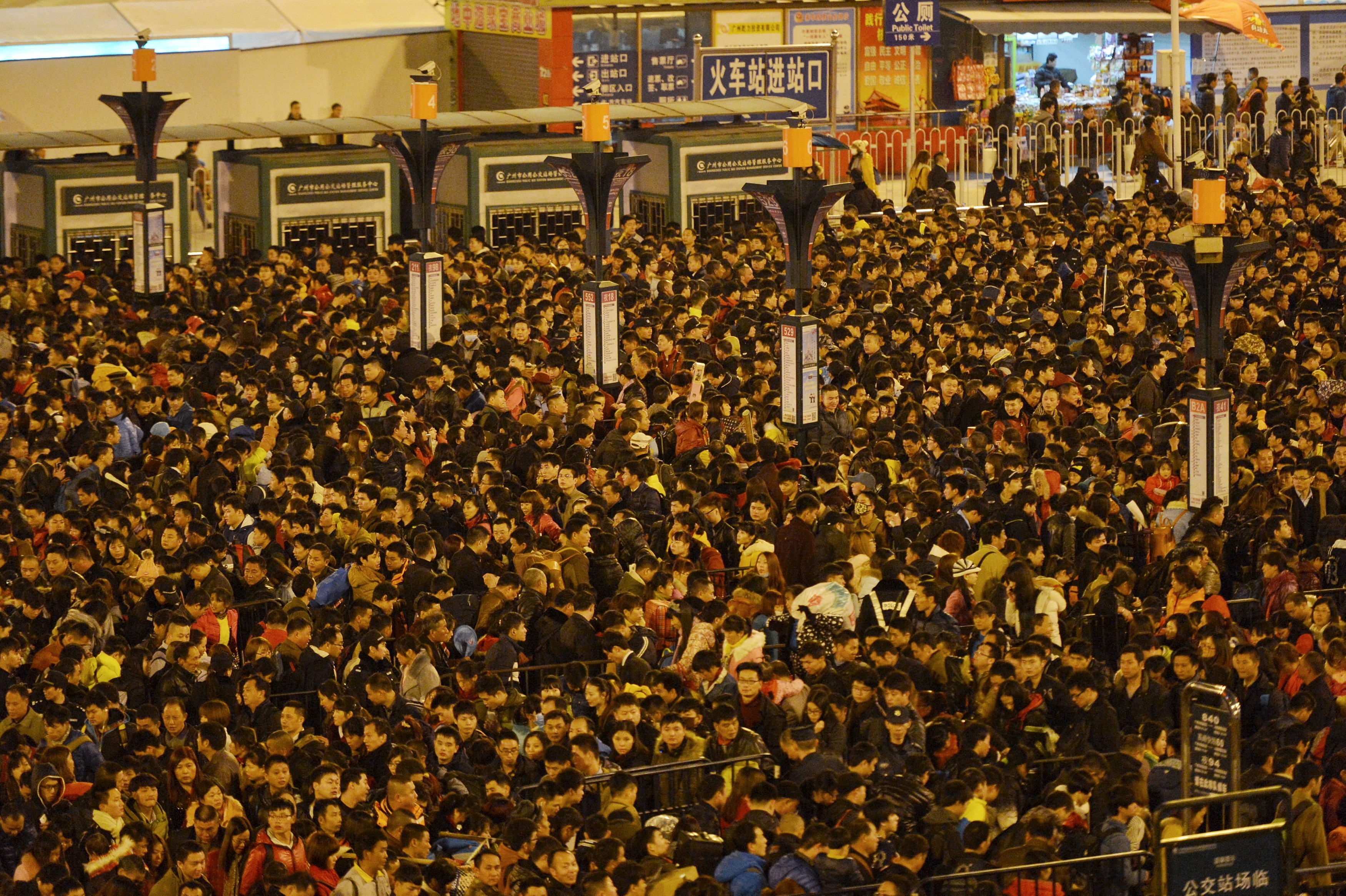 Biển người tại nhà ga Quảng Châu - Ảnh: Reuters