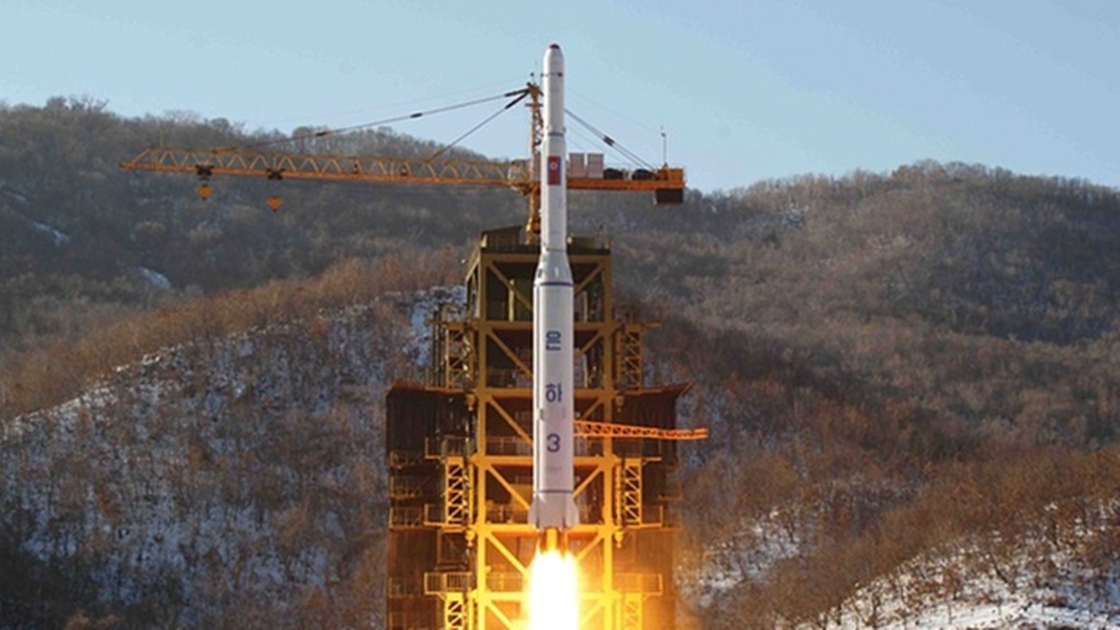 Chính phủ Triều Tiên nói rằng chương trình không gian của họ đơn thuần là khoa học, nhưng các nước cho đó là hành động thử tên lửa đạn đạo trá hình - Ảnh: AFP