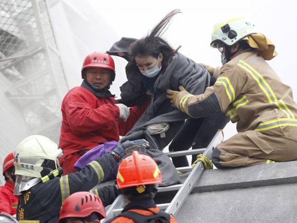 Hàng trăm người được giải cứu sau trận động đất tại Đài Loan sáng 6.2, nhưng đã có ít nhất 11 người thiệt mạng tính tới chiều cùng ngày - Ảnh: Reuters