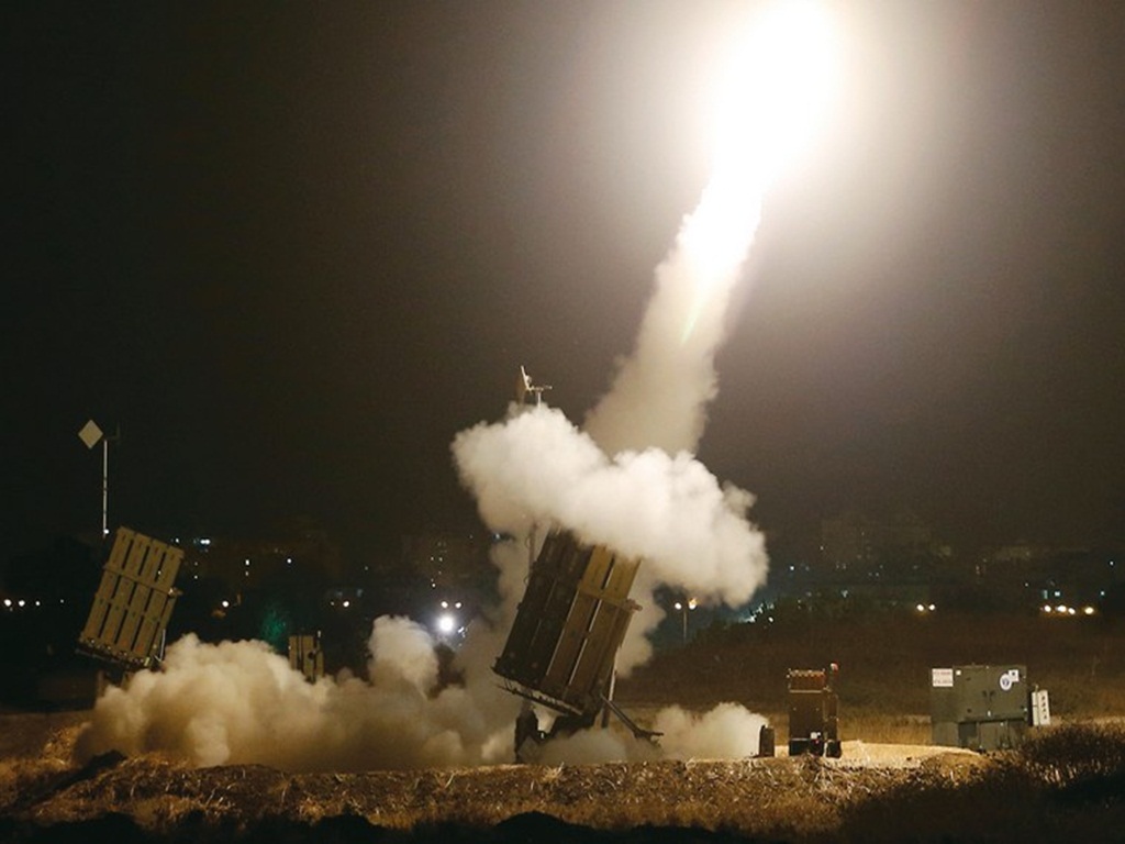 Hệ thống Iron Dome của Israel phóng tên lửa ngăn chặn rocket tại Dải Gaza năm 2015 - Ảnh: Reuters