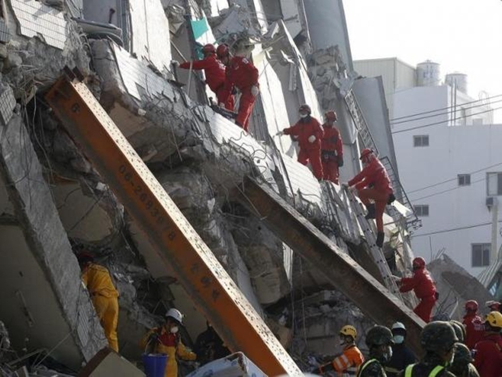 Tòa nhà 17 tầng bị sập là nguyên nhân chính dẫn tới số lượng nạn nhân cao trong trận động đất ở Đài Loan vừa qua - Ảnh: Reuters