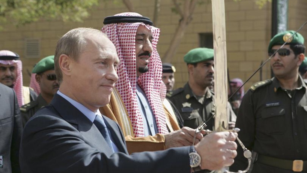 Tổng thống Putin (trái) và Vua Salman đã điện đàm bàn về Syria - Ảnh: Reuters