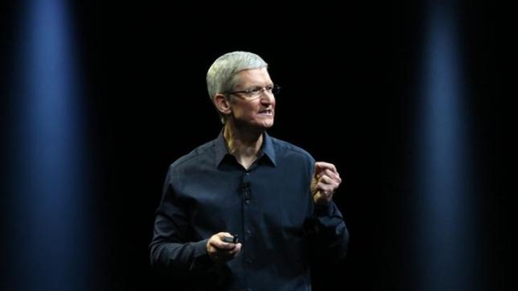 CEO Tim Cook của Apple từ chối bẻ khóa iPhone cho chính phủ, nhưng trước đây Apple đã làm điều này khoảng 70 lần - Ảnh: Reuters