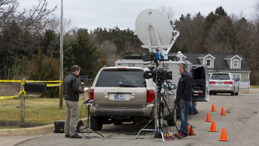 Truyền thông tác nghiệp tại khu vực bên ngoài một nhà hàng Cracker Barrel ở Kalamazoo, Michigan (Mỹ), nơi xảy ra vụ xả súng - Ảnh: AFP