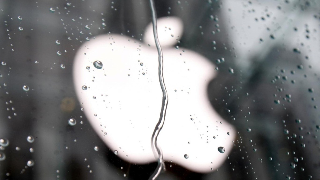 Đang có rất nhiều tranh cãi về tính đúng - sai của Apple trong việc từ chối yêu cầu bẻ khóa iPhone do FBI đưa ra - Ảnh: Reuters