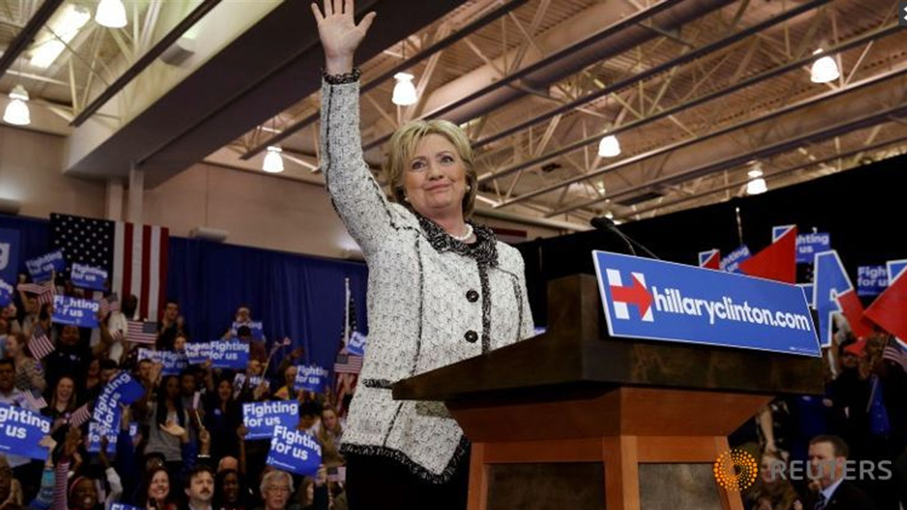 Bà Hillary Clinton chào đón kết quả bầu cử sơ bộ của đảng Dân chủ tại bang Nam Carolinavới chiến thắng đậm đà, tại buổi họp của đảng này ở Columbia, bang Nam Carolina tối 27.2.2016 - Ảnh: Reuters