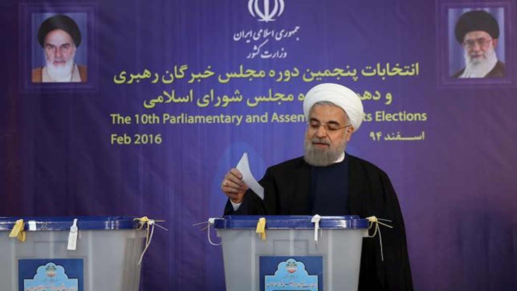 Tổng thống Iran Hassan Rouhani bỏ phiếu trong cuộc bầu cử quốc hội hôm 26.2 - Ảnh: Reuters