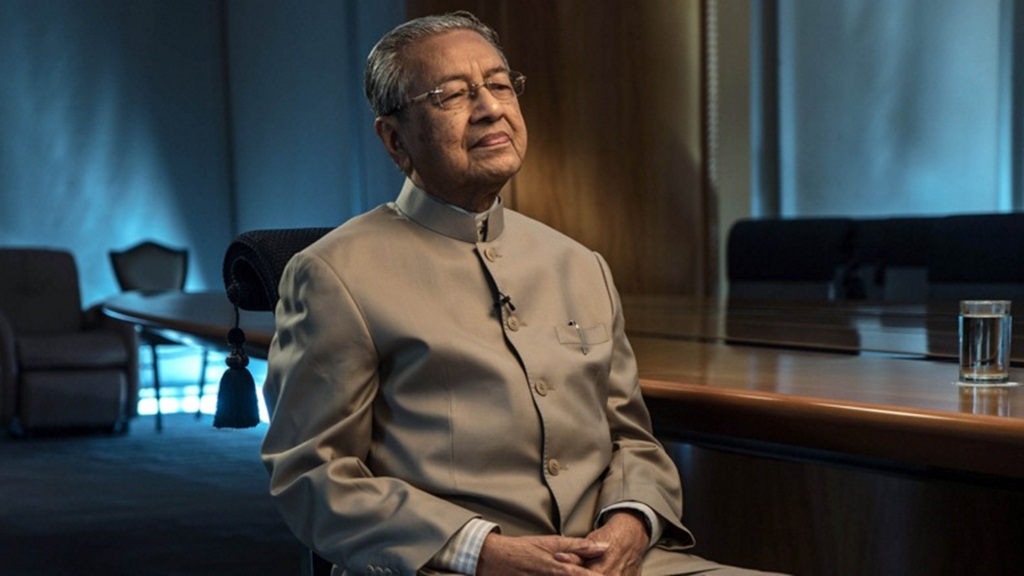 Cựu thủ tướng Malaysia, ông Mahathir Mohamad cho rằng Trung Quốc sẽ là một cường quốc hùng mạnh, thậm chí sẽ còn mạnh hơn cả Mỹ, và đó là lý do ASEAN tránh đối đầu trực tiếp - Ảnh: Bloomberg