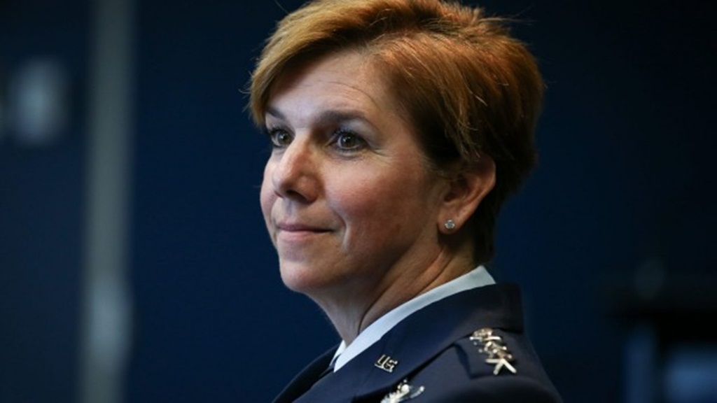 Nữ tướng không quân Mỹ Lori Robinson khẳng định sẽ không dừng các chuyến bay trên Biển Đông, bất chấp sự gia tăng quân sự của Trung Quốc trong khu vực này - Ảnh: Sydney Morning Herald