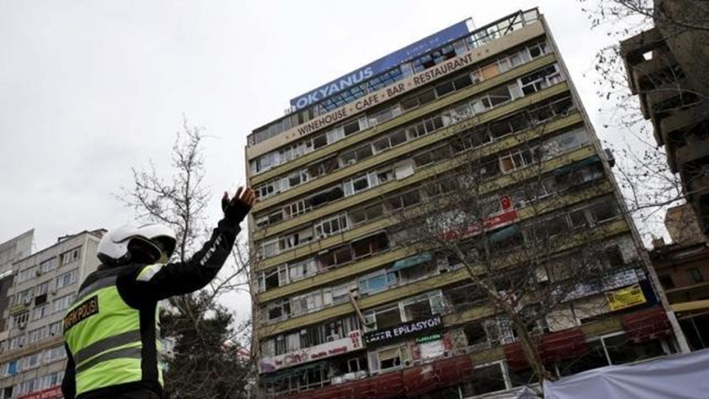 Khung cảnh quanh một tòa nhà bị phá hủy một phần trong vụ đánh bom ngày 13.3 tại Ankara - Ảnh: Reuters