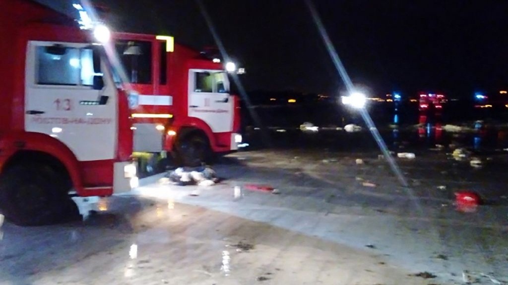 Xe cứu hoả tại hiện trường gần nơi máy bay Boeing 737-800 của hãng FlyDubai rơi ở sân bay Rostov-on-Don (Nga) sáng 19.3 - Ảnh: AFP