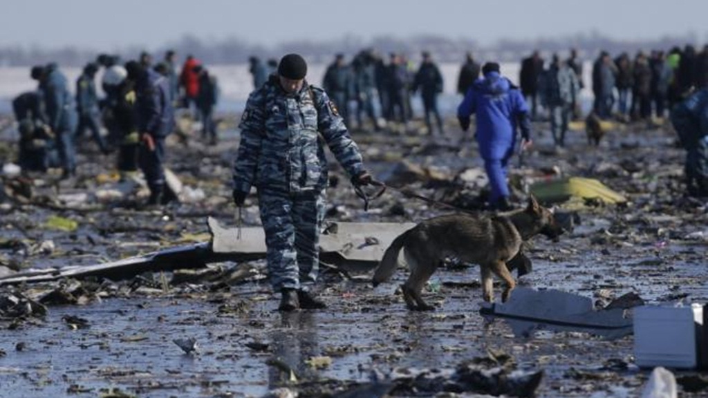 Nhân viên cứu hộ và cơ quan phụ trách tình trạng khẩn cấp làm việc tại hiện trường vụ rơi máy bay làm chết 62 người ở Nga. Việc phân tích hộp đen có thể phải mất 1 tháng - Ảnh: Reuters