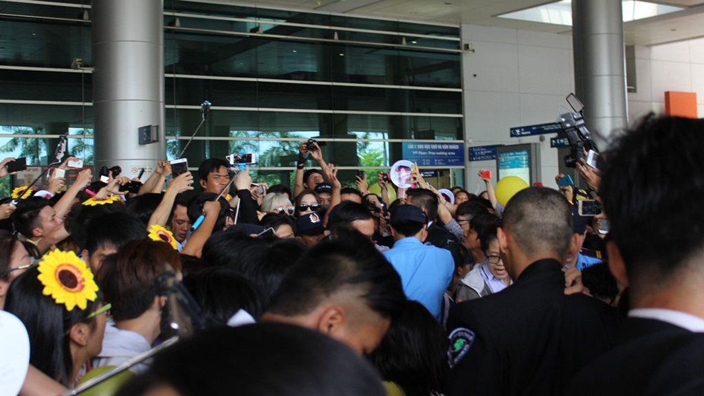 Cảnh tượng chen chúc tại sân bay Tân Sơn Nhất hôm 12.3, khi nhóm nhạc Hàn Quốc T-Ara đến TP.HCM - Ảnh: Phan Giang