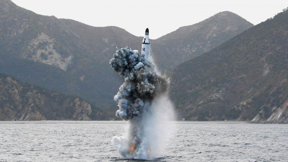 Triều Tiên tuyên bố thử thành công tên lửa đạn đạo phóng từ tàu ngầm (SLBM) theo bức ảnh do hãng thông tấn KCNA công bố ngày 24.4.2016 - Ảnh: Reuters