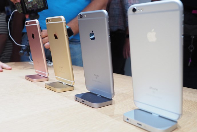 Các màu sắc hiện có của bộ đôi iPhone 6S - Ảnh: AFP