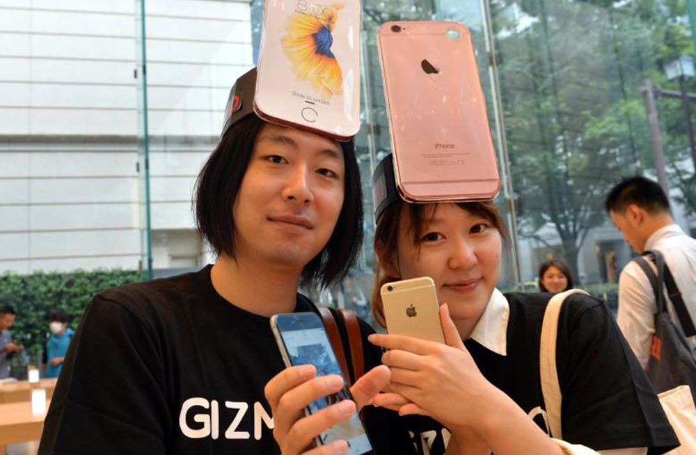 Bộ đôi iPhone 6S/6S Plus vừa tạo ra một kỷ lục doanh số bán ra mới cho Apple - Ảnh: AFP