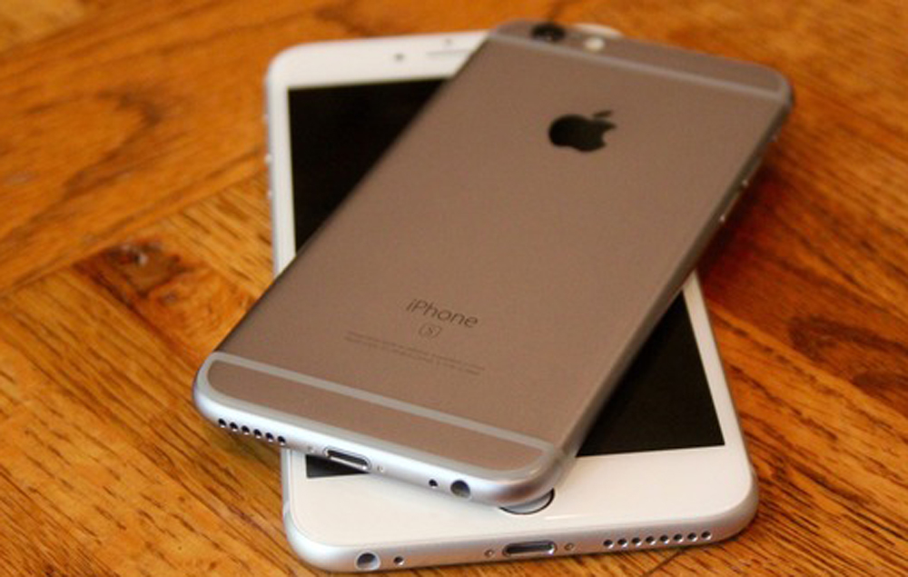 So với iPhone 6, iPhone 6S nhìn bên ngoài không có gì khác biệt - Ảnh: AFP