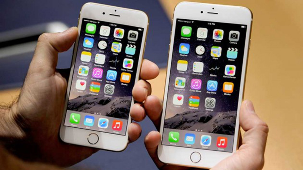 Màn hình iPhone có thể thay đổi kiểu dáng trong tương lai - Ảnh: AFP