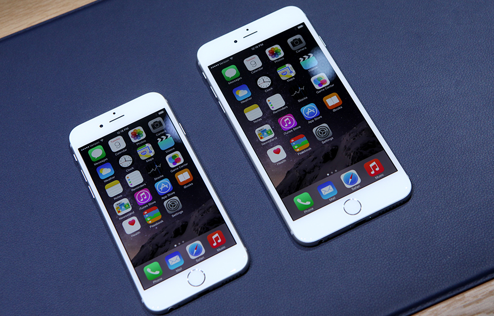 iPhone 6S được ưa chuộng hơn iPhone 6S Plus - Ảnh: AFP