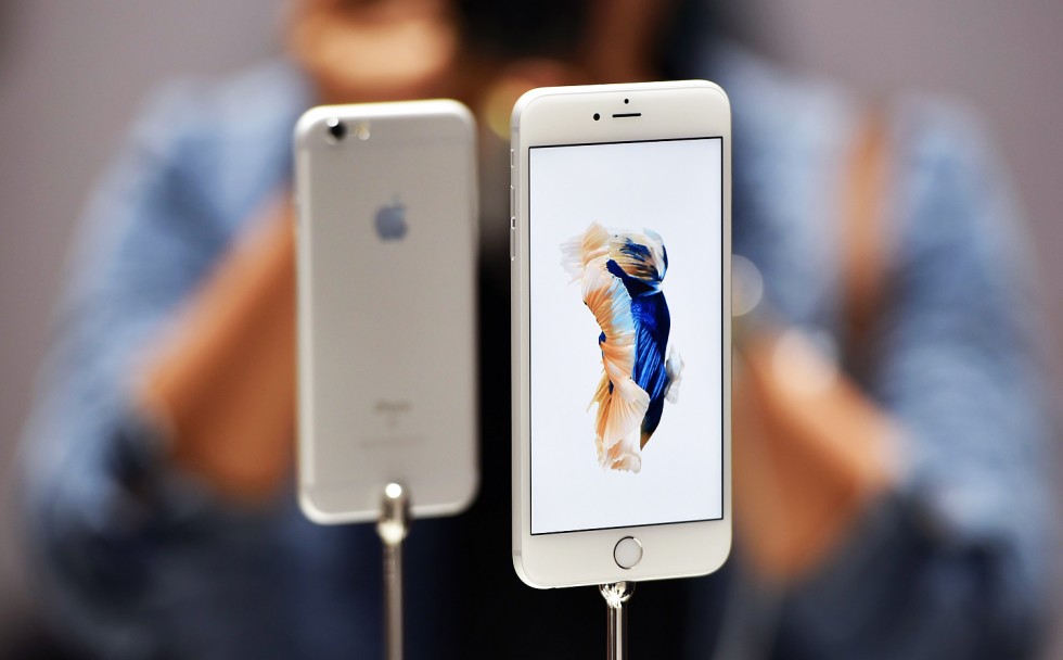 iPhone 6S và iPhone 6S Plus đã hỗ trợ thêm 42 thị trường mới - Ảnh: AFP