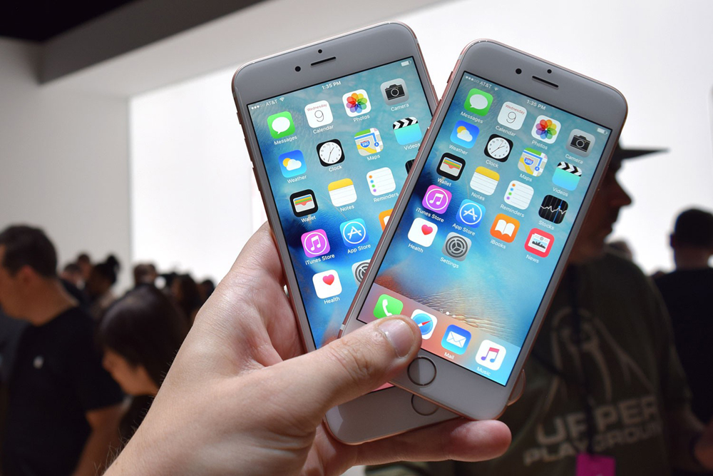 iPhone 6S dung lượng 16 GB được xem là chiến lược kinh doanh đầy khôn ngoan của Apple - Ảnh: AFP