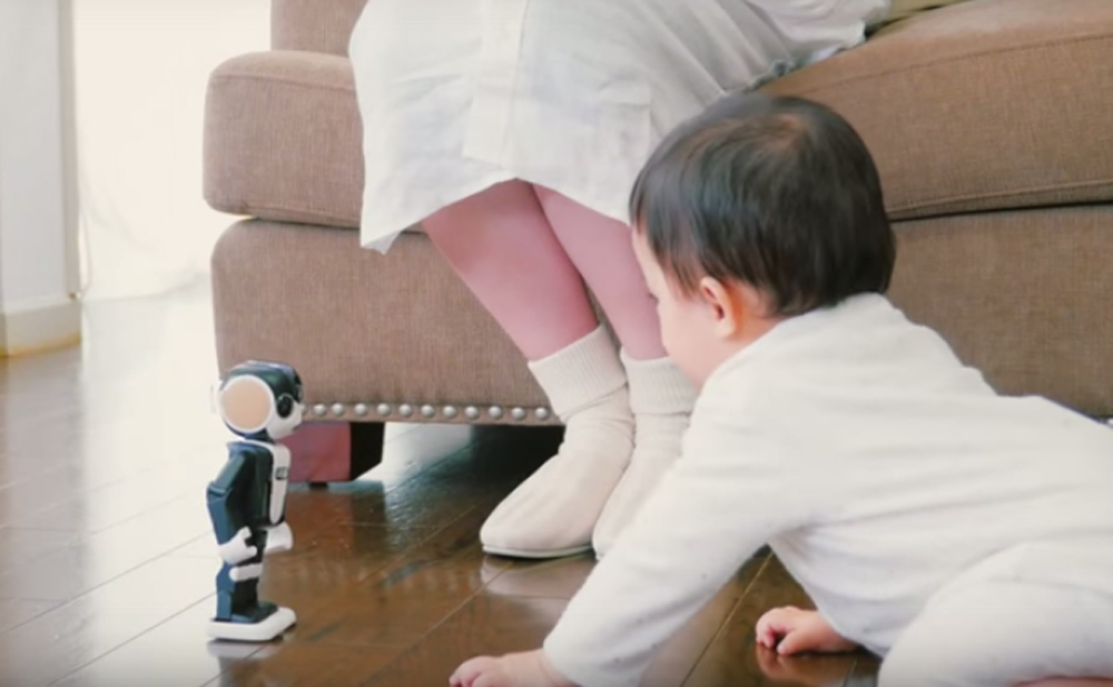 RoBoHon có thể tự di chuyển và chơi với con trẻ - Ảnh chụp từ YouTube