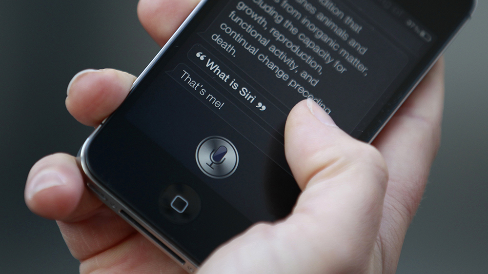 Qua Siri, tin tặc có thể điều khiển iPhone từ xa - Ảnh: Reuters