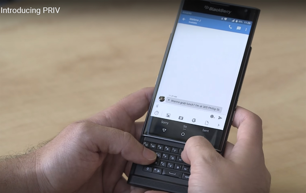 BlackBerry Priv được thiết kế theo dạng màn hình cảm ứng có thể trượt để lộ bàn phím vật lý - Ảnh chụp YouTube
