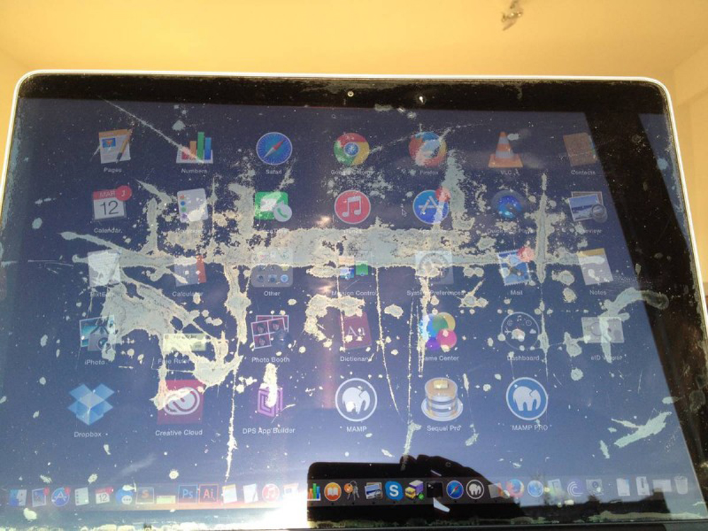 Lỗi màn hình bị bong tróc trên Macbook - Ảnh chụp màn hình từ macrumors