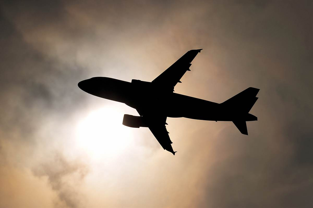 FAA hiện đã cấm đem pin lithium lên máy bay - Ảnh: AFP