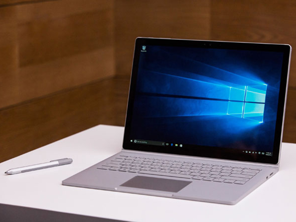 Hầu hết nhận xét từ các chuyên gia đều đánh giá cao Surface Book - Ảnh: AFP