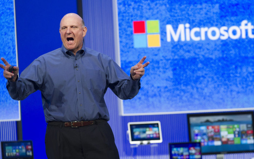 Steve Balmer dường như đang tỏ ra hối hận khi ra tay cứu lấy Apple - Ảnh: AFP